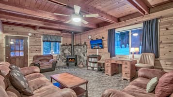 House, 4 Bedrooms | Living area