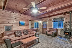 Cabin, 4 Bedrooms | Living area
