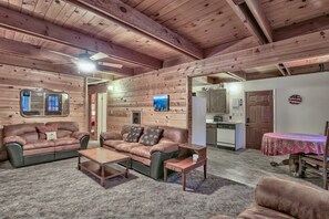 Cabin, 4 Bedrooms | Living area