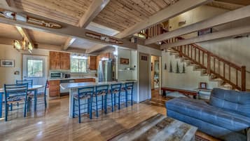 House, 3 Bedrooms | Private kitchen | Fridge, microwave, oven, dishwasher