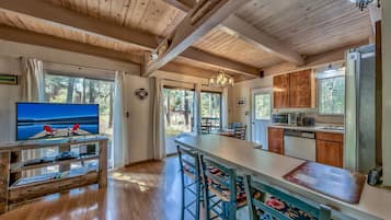 House, 3 Bedrooms | Private kitchen | Fridge, microwave, oven, dishwasher