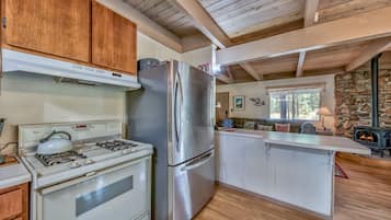 House, 3 Bedrooms | Private kitchen | Fridge, microwave, oven, dishwasher