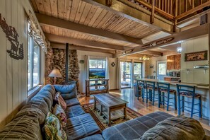 House, 3 Bedrooms | Ruang tamu | TV 