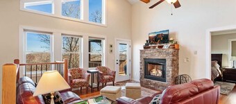 Prachtige 3BD Mountain Chalet met een wandeling naar skipistes, Views, King Master Suite, Ski Locker Room, Fire Pit, Game Table en meer!
