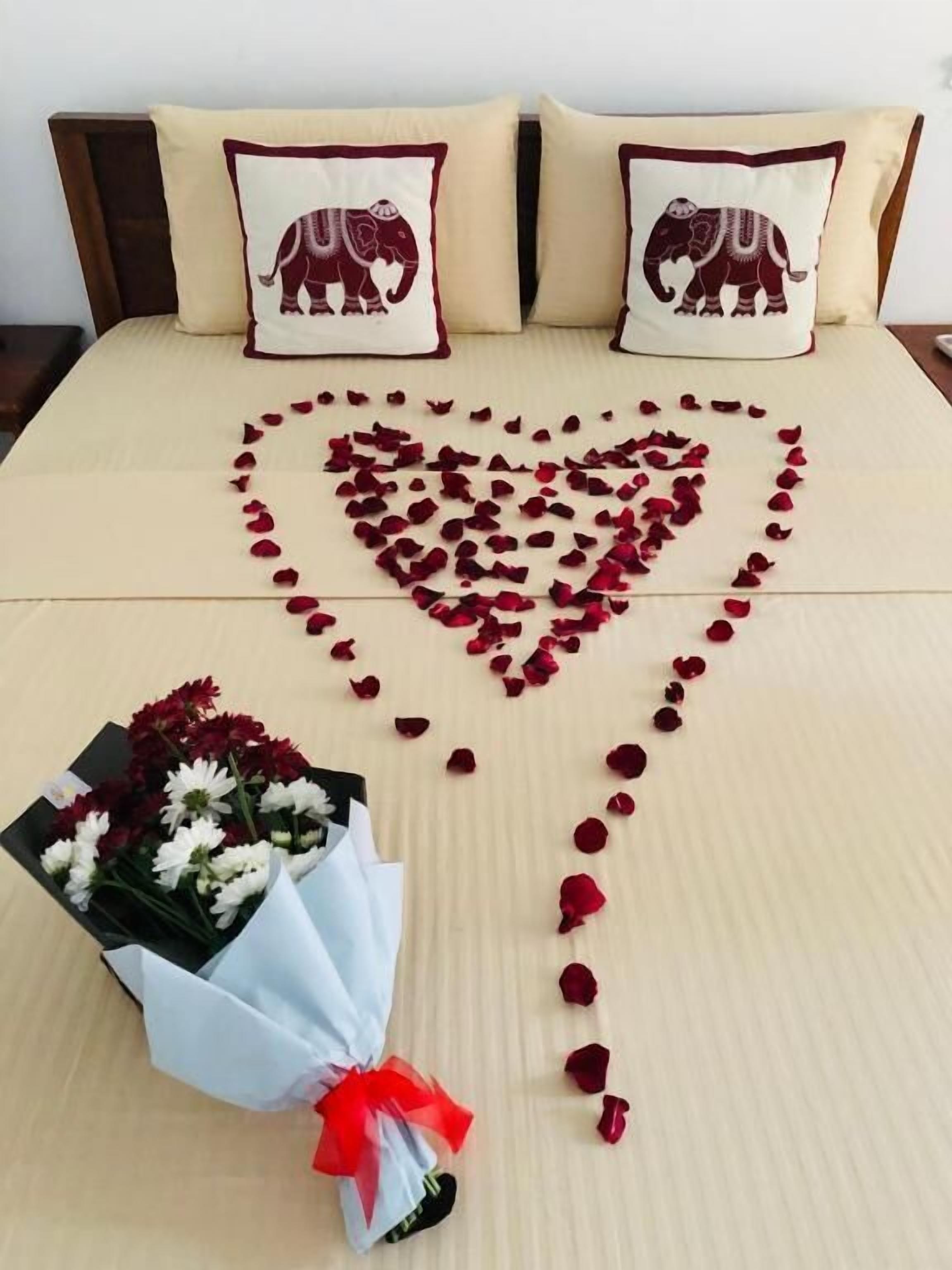 标准双人房 | 埃及棉床单、高档床上用品、加厚床垫、办公桌