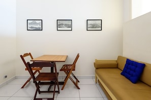 Apartamento, várias camas, para não fumantes | Sala de estar | TV LED