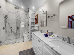 House, 3 Bedrooms | Bathroom | Towels, shampoo - Main Street Lookout 3 Bedroom Townhouse by RedAwning (Park City)