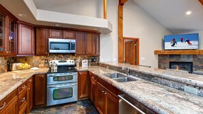 House, 3 Bedrooms | Private kitchen