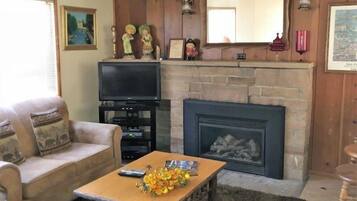 Nhà, 2 phòng ngủ | Phòng khách | TV, lò sưởi