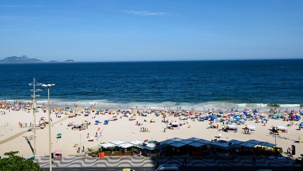 A beach with umbrellas and people. - Omar do Rio - Apartamento A802 (Rio de Janeiro)