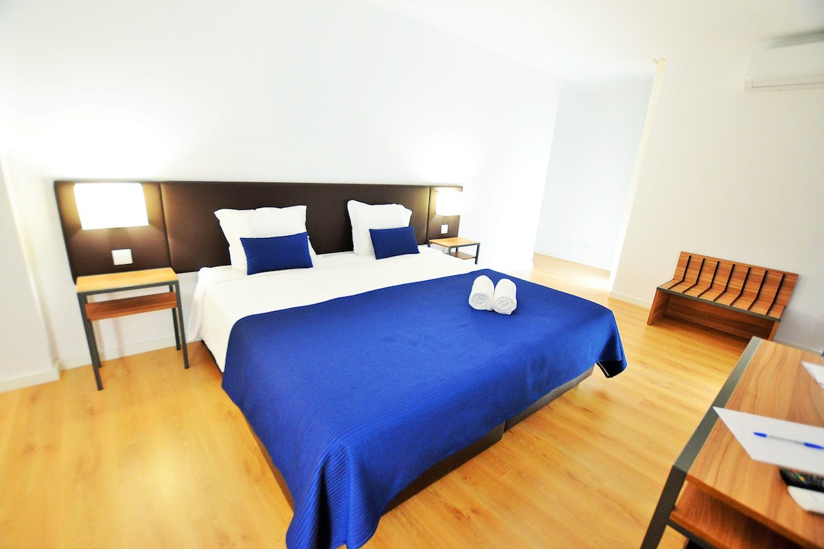 Premium Room | Minibar, in-room safe, desk, iron/ironing board