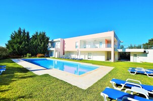 Piscina externa, funciona das 9h às 19h, espreguiçadeiras