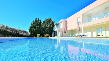 AuĂenpool, geöffnet von 09:00 Uhr bis 19:00 Uhr, LiegestĂŒhle