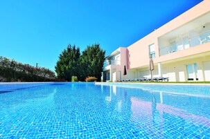 Außenpool, geöffnet von 09:00 Uhr bis 19:00 Uhr, Liegestühle