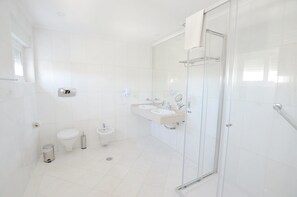 Dusche, kostenlose Toilettenartikel, Haartrockner, Bidet