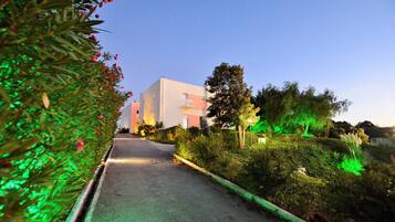 Télévision LCD de 42 pouces avec chaßnes par satellite, télévision