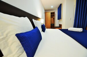 Minibar, Zimmersafe, Schreibtisch, Bügeleisen/Bügelbrett