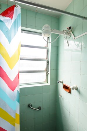 Appartement, non-fumeur | Salle de bain | Douche, serviettes fournies, shampooing