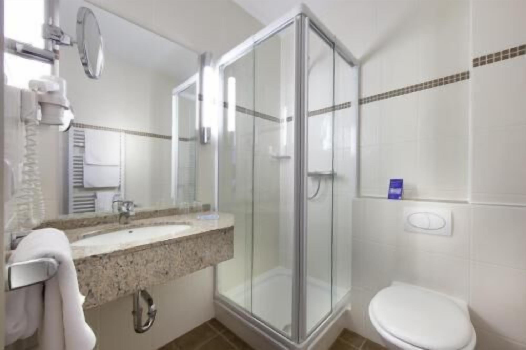single room | bathroom | deep-soaking bathtub, rainfall showerhead, free toiletries, hair dryer