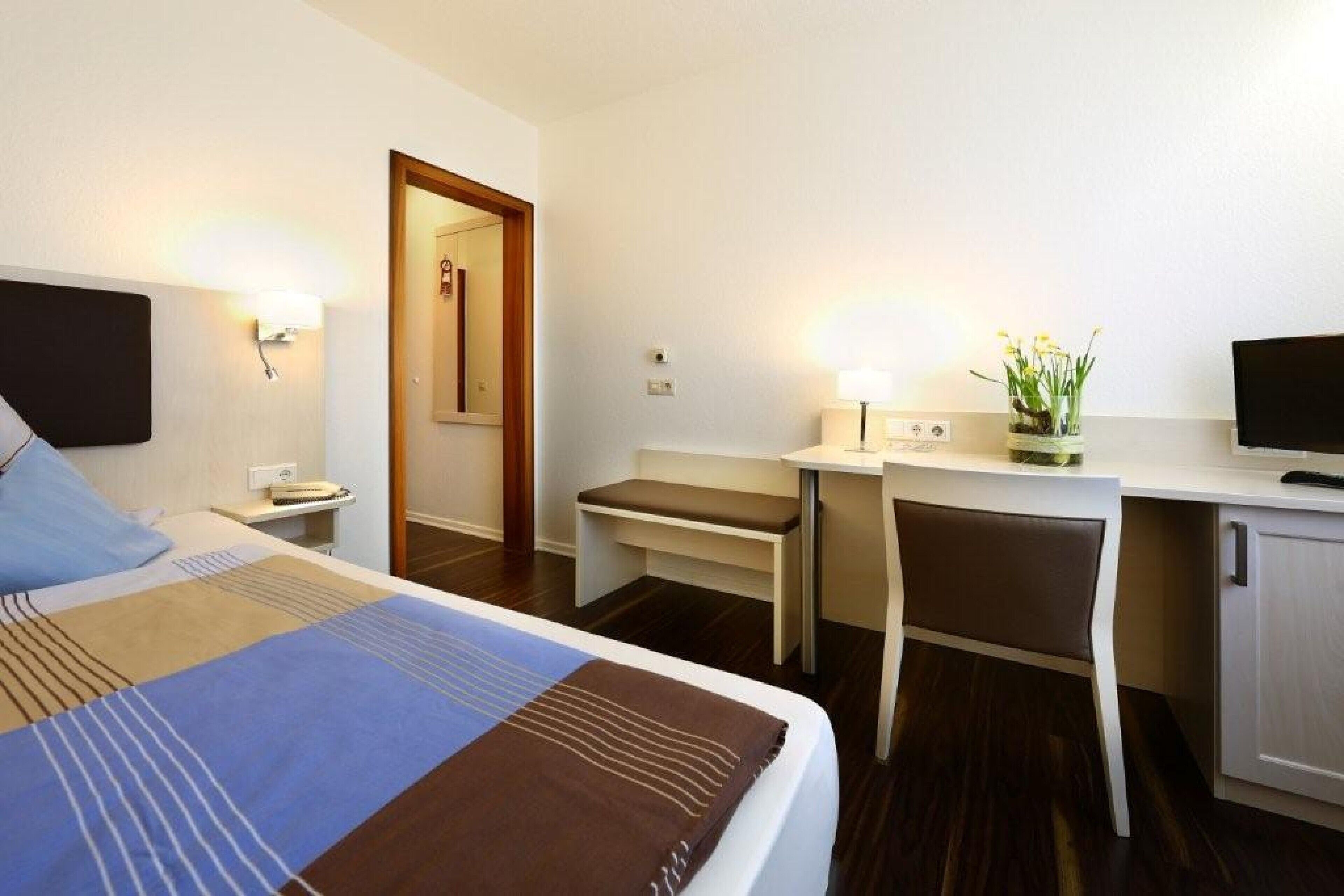 single room | desk, soundproofing, iron/ironing board, free cots/infant beds