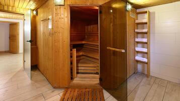 Eine Sauna mit Holzwänden und einer Holztreppe zu einer Plattform.