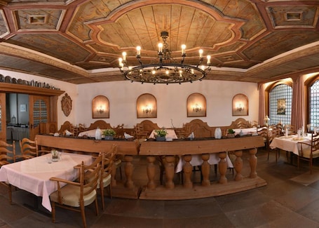 Se sirven desayunos y cenas, cocina alemana. Hotel Kaiserpfalz