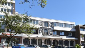 Ein Hotel mit einer klassischen Fassade, zahlreichen Fenstern und einem gut sichtbaren Schild, das es als Hotel und Restaurant kennzeichnet.