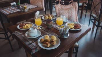 Café da manhã com buffet grátis todos os dias