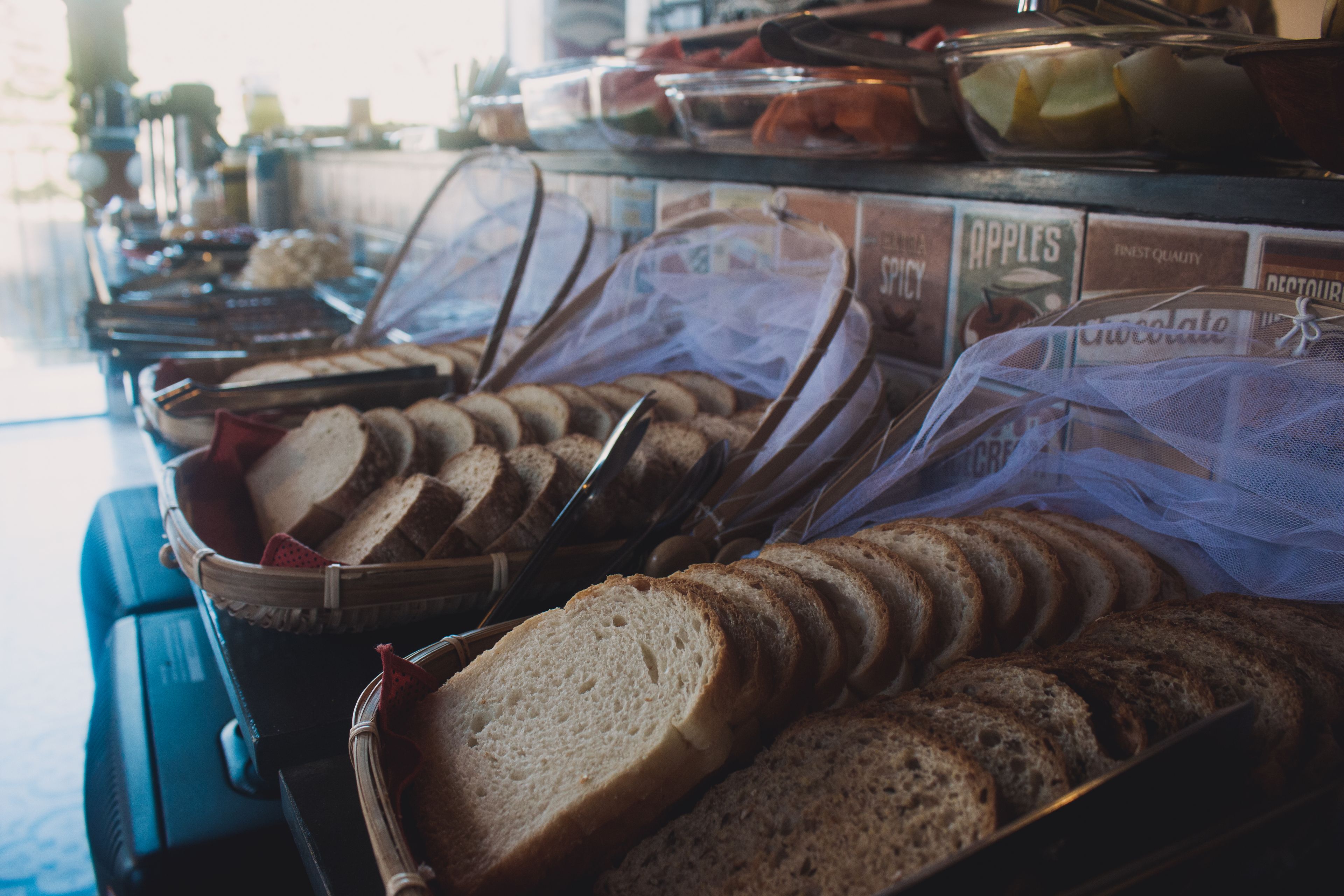 Un buffet proposant un assortiment de pains et de viennoiseries.