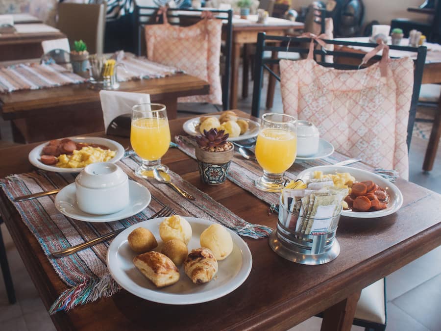 Café da manhã com buffet grátis todos os dias