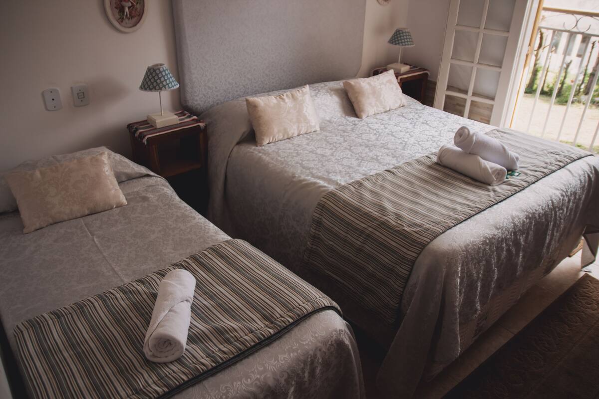 Quarto triplo Standard (Terreo) | Seprai antialergi, selimut bulu angsa, dan tirai kedap cahaya