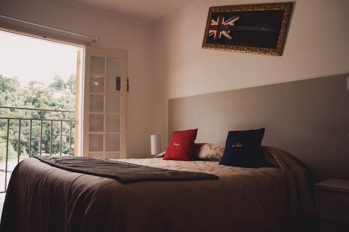 Suite Londres, 1 cama queen, para não fumantes (Primeiro andar) | Seprai antialergi, selimut bulu angsa, dan tirai kedap cahaya