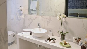 Deluxe Room | Bathroom | Shower, free toiletries, slippers, bidet - Borea Luxury B&B (Pescara)