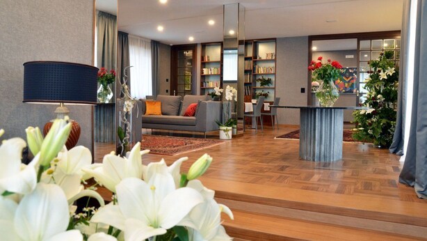 A modern living room with a sofa, coffee table, and bookshelves. - Borea Luxury B&B (Pescara)