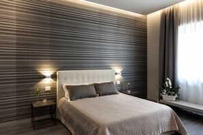 Habitación Deluxe | Minibar, caja de seguridad en la habitación y escritorio 