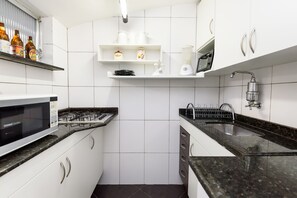 Appartement, non-fumeurs | Cuisine privée | Réfrigérateur, micro-ondes, four, plaque de cuisson