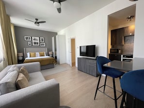 Suite estudio | Ropa de cama de alta calidad, caja fuerte, decoración individual