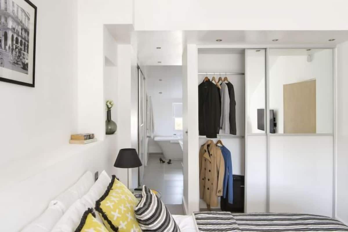 Ropa de cama de alta calidad y caja de seguridad en la habitación