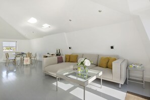 Penthouse, 2 habitaciones | Área de sala de estar | Televisión de pantalla plana 