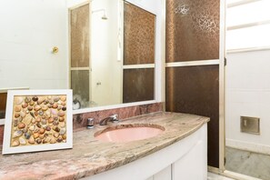 Apartment, Mehrere Betten, Nichtraucher | Badezimmer | Dusche, Handtücher