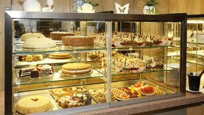 A bakery display case with various cakes and pastries. - Hotel Restaurant Rodizio Paderborn (Altenbeken)