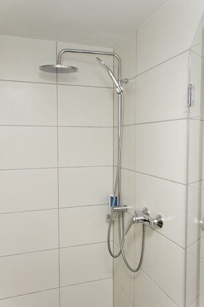 Deluxe Double Room, Private Bathroom | Bathroom shower - Hotel Restaurant Rodizio Paderborn (Altenbeken)