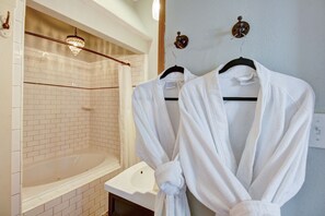 Suite romántica, 1 cama Queen size, para no fumadores | Baño | Amenidades de baño gratuitas, secadora de cabello, batas, toallas 