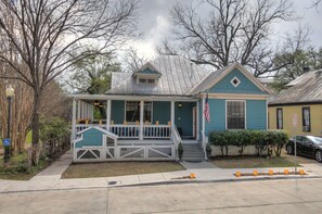 Building design - Inn on the Riverwalk (San Antonio)