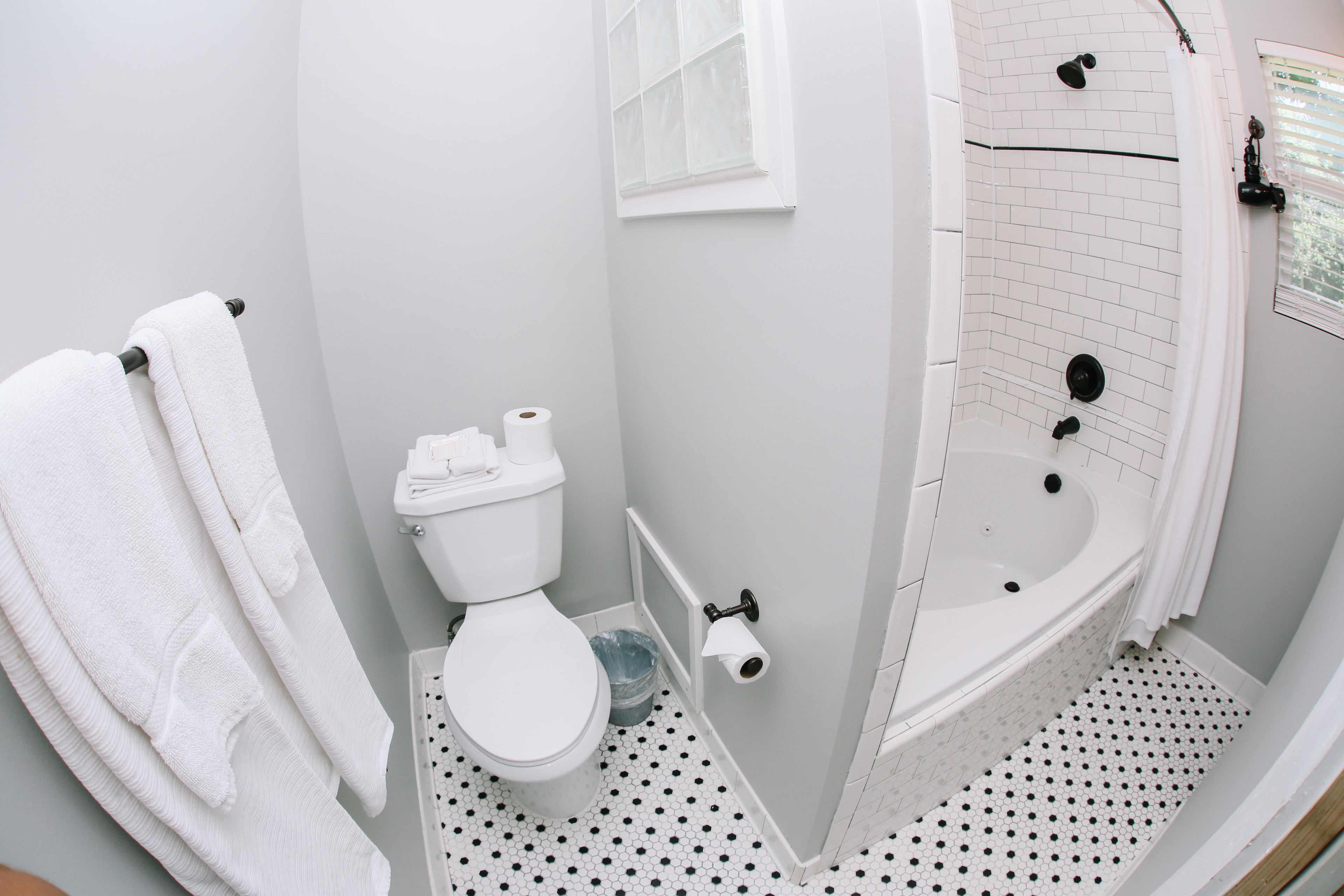 Ein Badezimmer mit Toilette, Dusche und Badewanne.