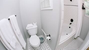Ein Badezimmer mit Toilette, Dusche und Badewanne.