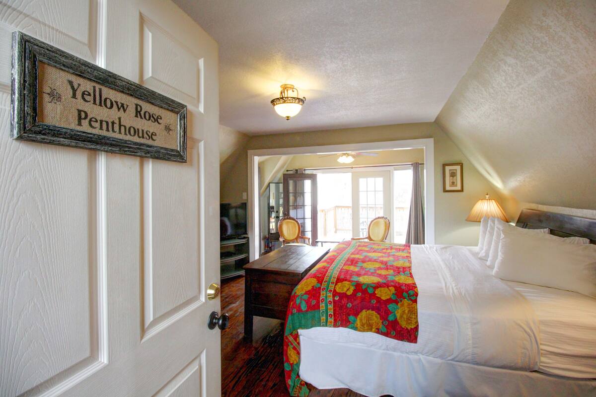 Honeymoon Penthouse, 1 King Bed, Non Smoking | Egyptian cotton sheets, hypo-allergenic bedding available