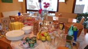 A breakfast buffet with various food items, beverages, and condiments. - Reiter- und Ferienhof Redder (Bad Driburg)