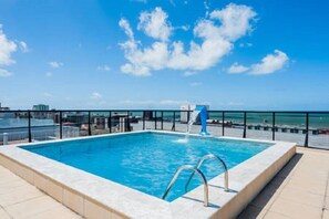 Outdoor pool, pool loungers - Apart Tambau (João Pessoa)