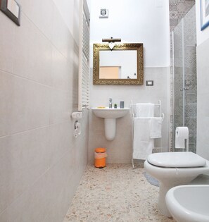 Standard Double Room, Terrace | Bathroom | Shower, free toiletries, hair dryer, bidet - Le Stanze di Bruno (Pescara)